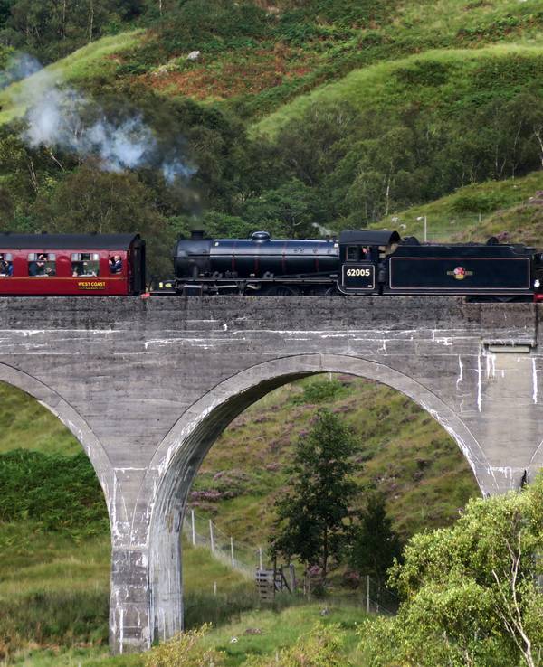 Vielleicht winkt gleich Harry Potter? Der Touristenzug Jacobite Steam Train fährt über das Glennfinnan-Viadukt, das Harry-Potter-Fans aus den Filmen kennen.