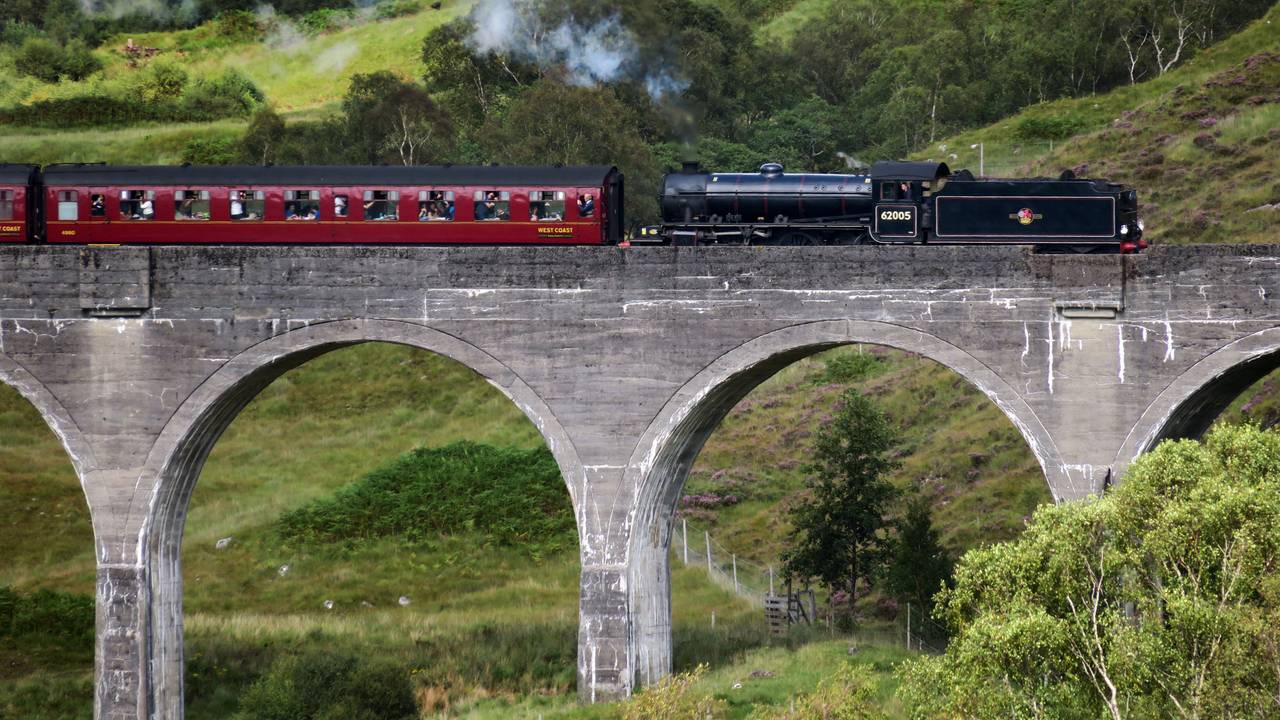Vielleicht winkt gleich Harry Potter? Der Touristenzug Jacobite Steam Train fährt über das Glennfinnan-Viadukt, das Harry-Potter-Fans aus den Filmen kennen.