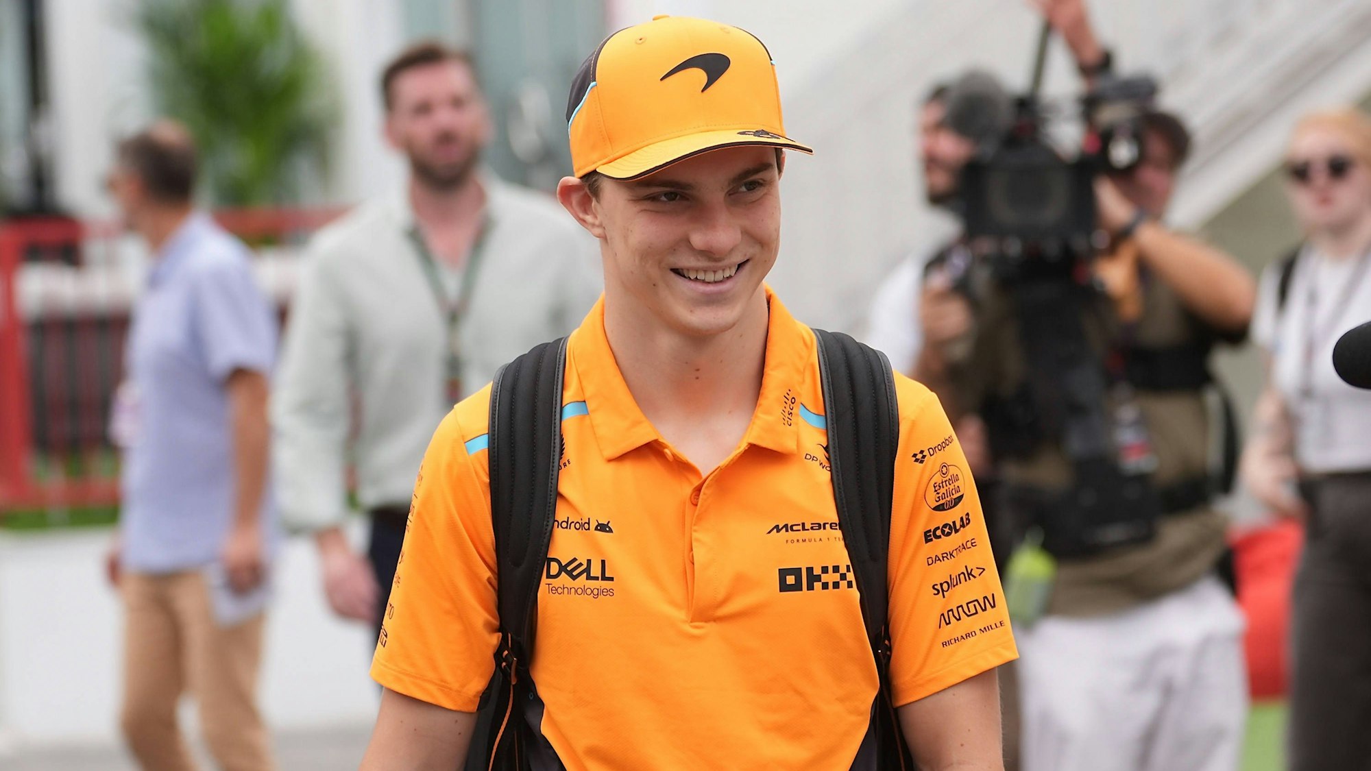 Oscar Piastri geht lächelnd durchs Fahrerlager beim Großen Preis von Aserbaidschan.