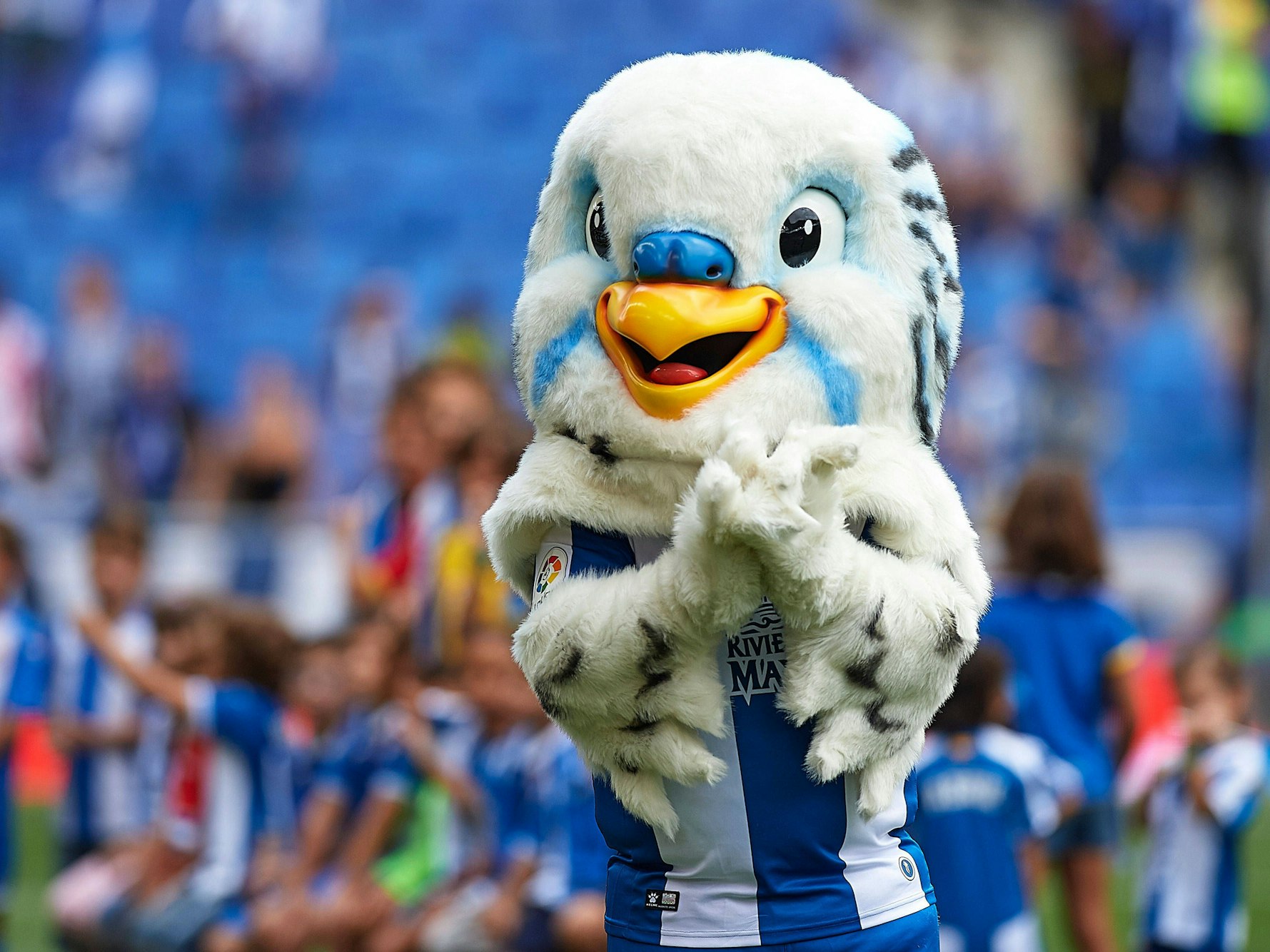 Das Maskottchen von Espanyol Barcelona vor einem Heimspiel des Vereins.