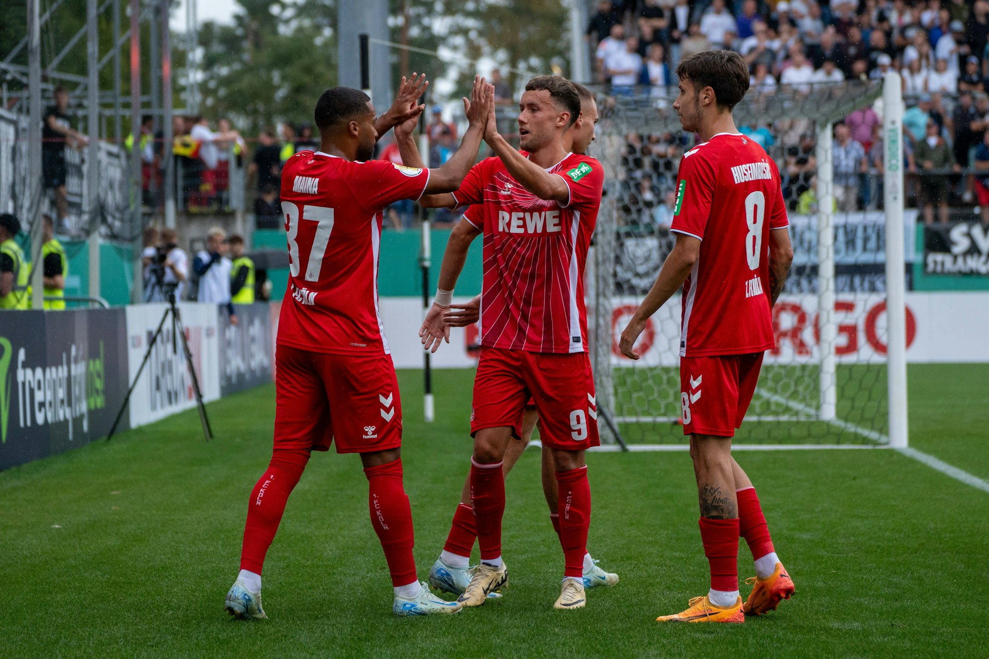 Linton Maina, Luca Waldschmidt und Denis Huseinbasic beim Pokalsieg in Sandhausen.