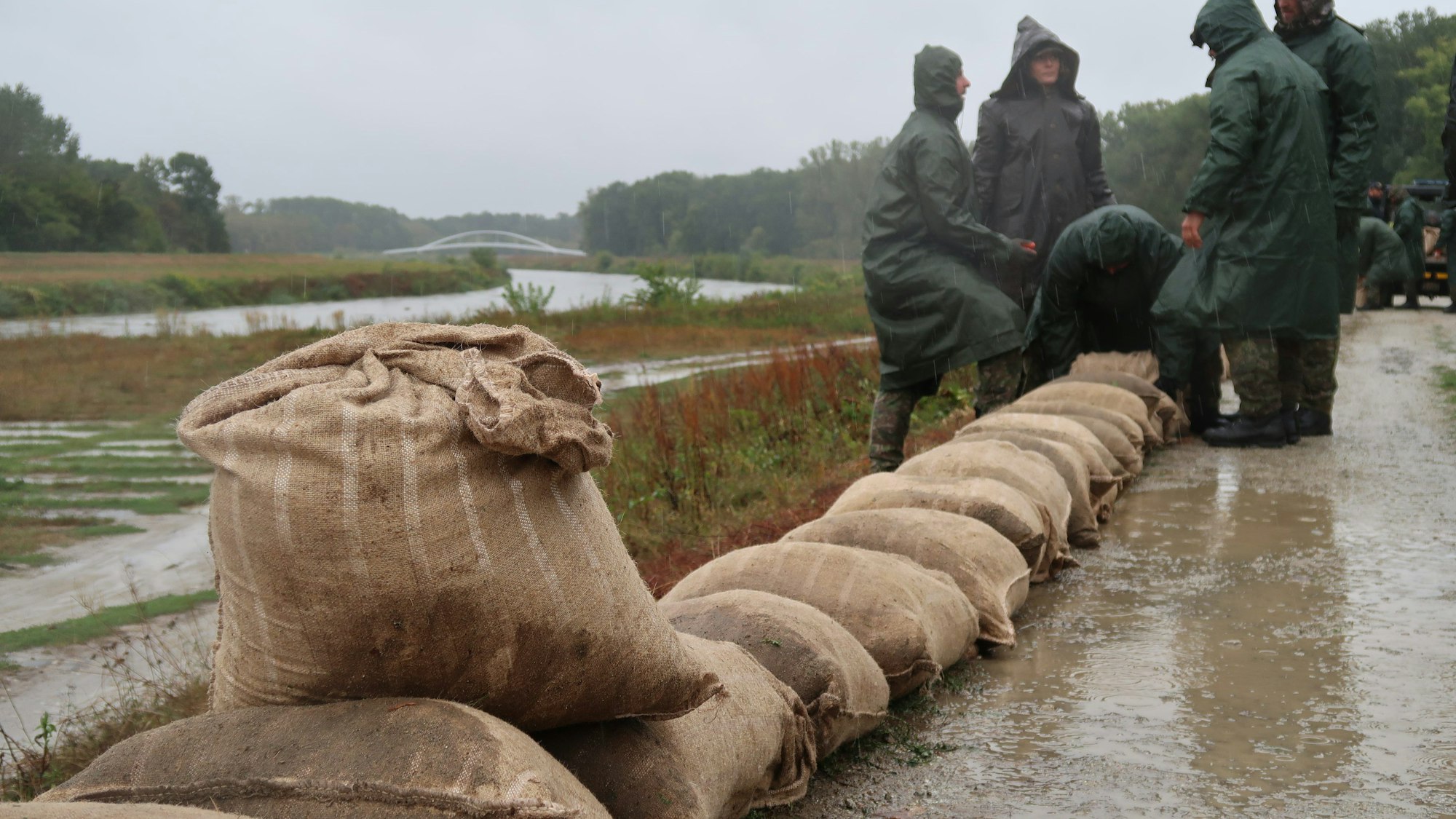 Die Soldaten helfen bei der vorbeugenden Verstärkung des Damms des Flusses Morava in der Nähe des Dorfes Kopèany im Bezirk Skalica. Die Sandsäcke werden auf einer Strecke von etwa drei Kilometern verlegt.