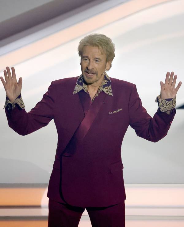 Moderator Thomas Gottschalk ( ) kommt zu Beginn der ZDF-Show "Wetten, dass..?" auf die Bühne. Gottschalk moderiert zum letzten Mal «Wetten, dass..?». Nach 36 Jahren beendet er am 25. November seine Karriere als Wett-Moderator.