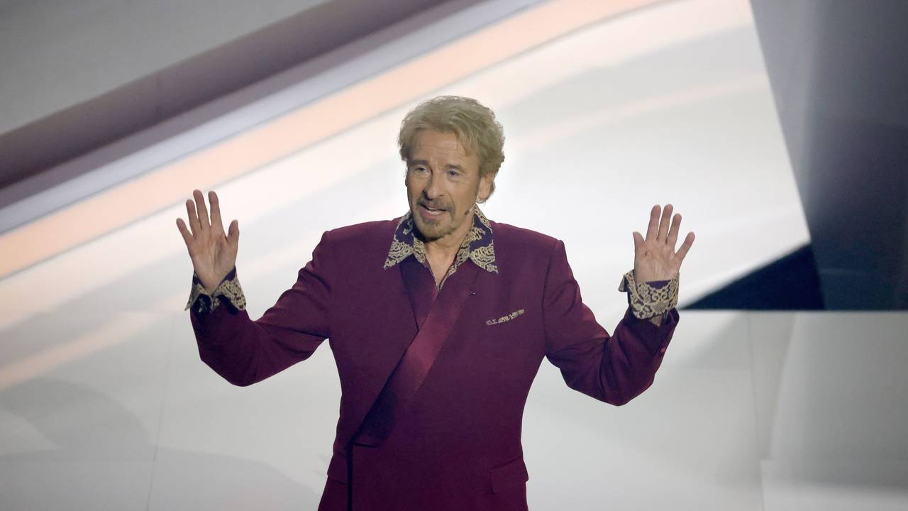 Moderator Thomas Gottschalk ( ) kommt zu Beginn der ZDF-Show "Wetten, dass..?" auf die Bühne. Gottschalk moderiert zum letzten Mal «Wetten, dass..?». Nach 36 Jahren beendet er am 25. November seine Karriere als Wett-Moderator.