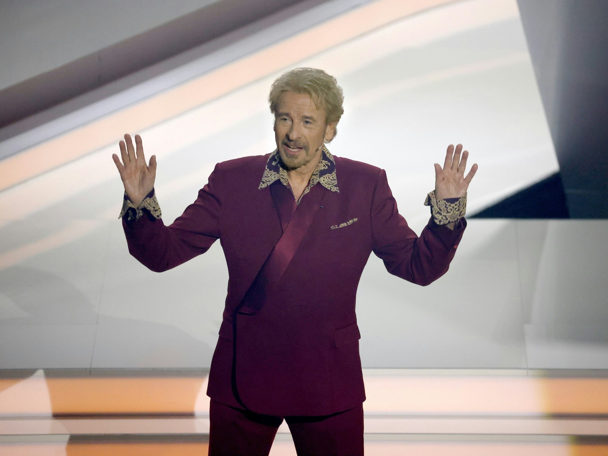 Moderator Thomas Gottschalk ( ) kommt zu Beginn der ZDF-Show "Wetten, dass..?" auf die Bühne. Gottschalk moderiert zum letzten Mal «Wetten, dass..?». Nach 36 Jahren beendet er am 25. November seine Karriere als Wett-Moderator.