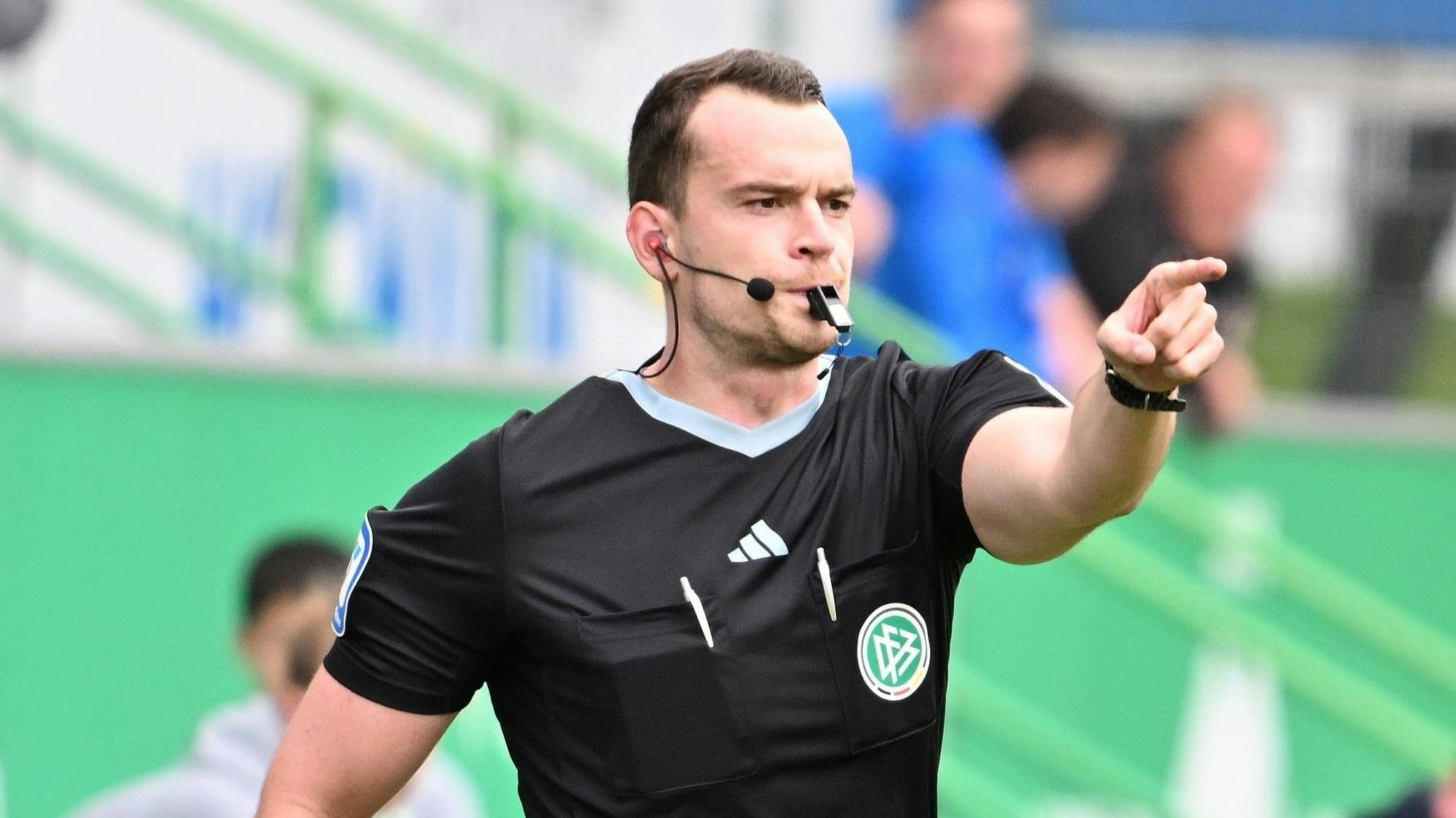 Schiedsrichter Richard Hempel, hier am 4. Mai 2024 im Einsatz in der 2. Bundesliga.