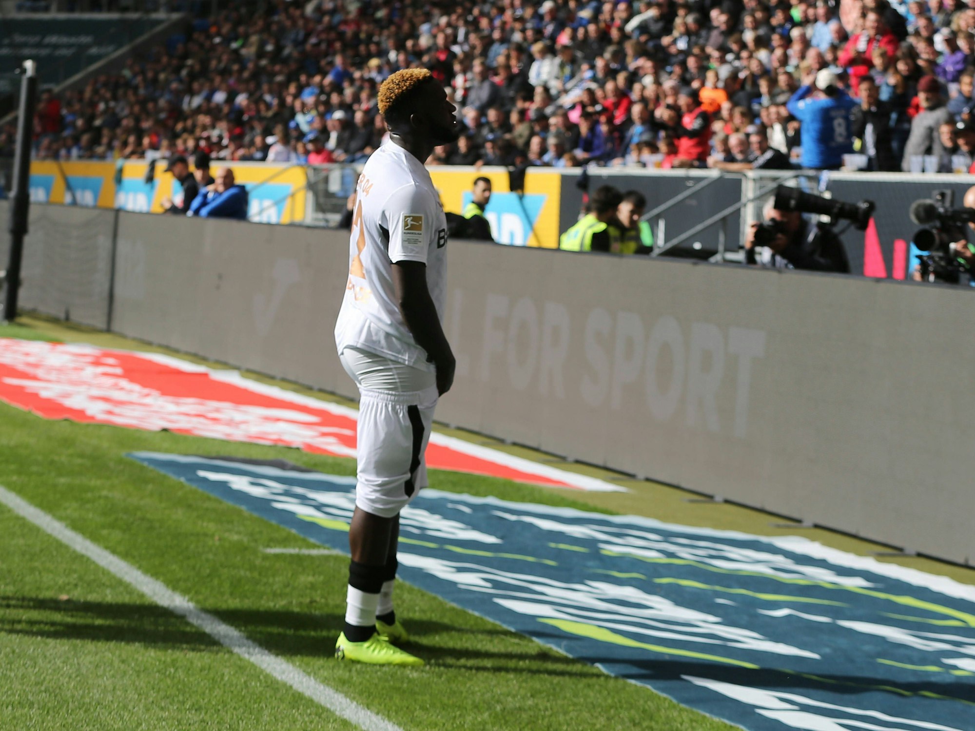 Victor Boniface jubelt mit runtergezogener Hose vor der Kurve.