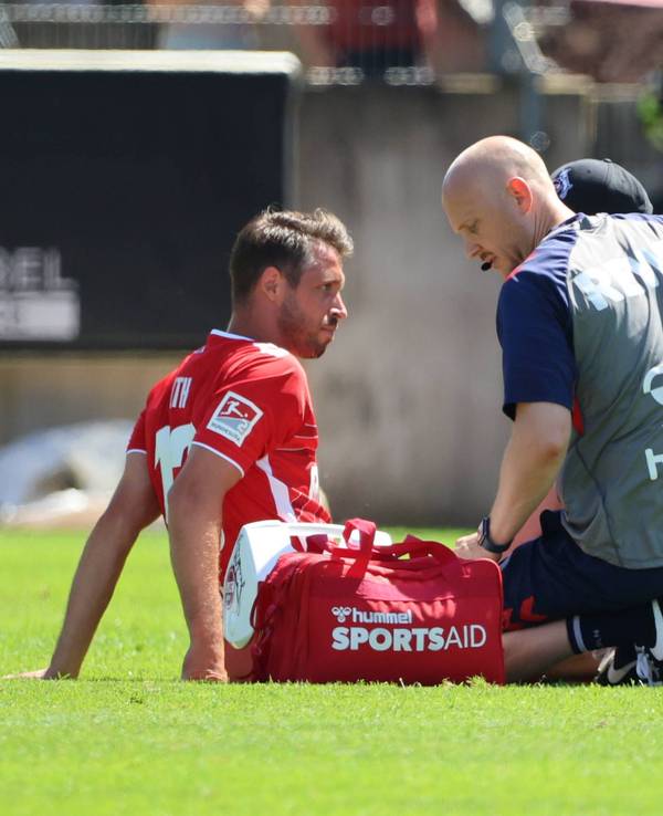 Mark Uth wird auf dem Platz behandelt.
