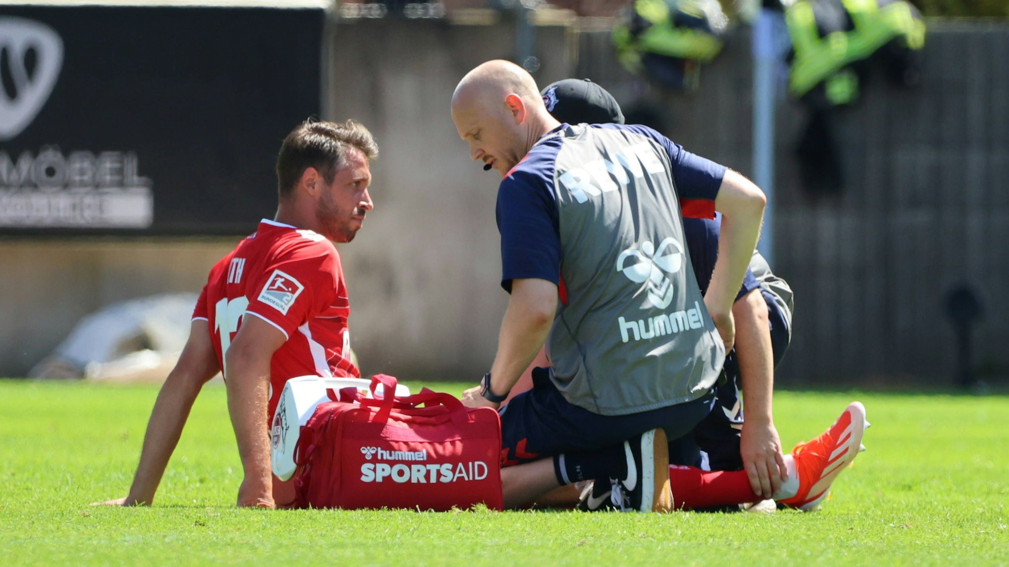 Mark Uth wird auf dem Platz behandelt.