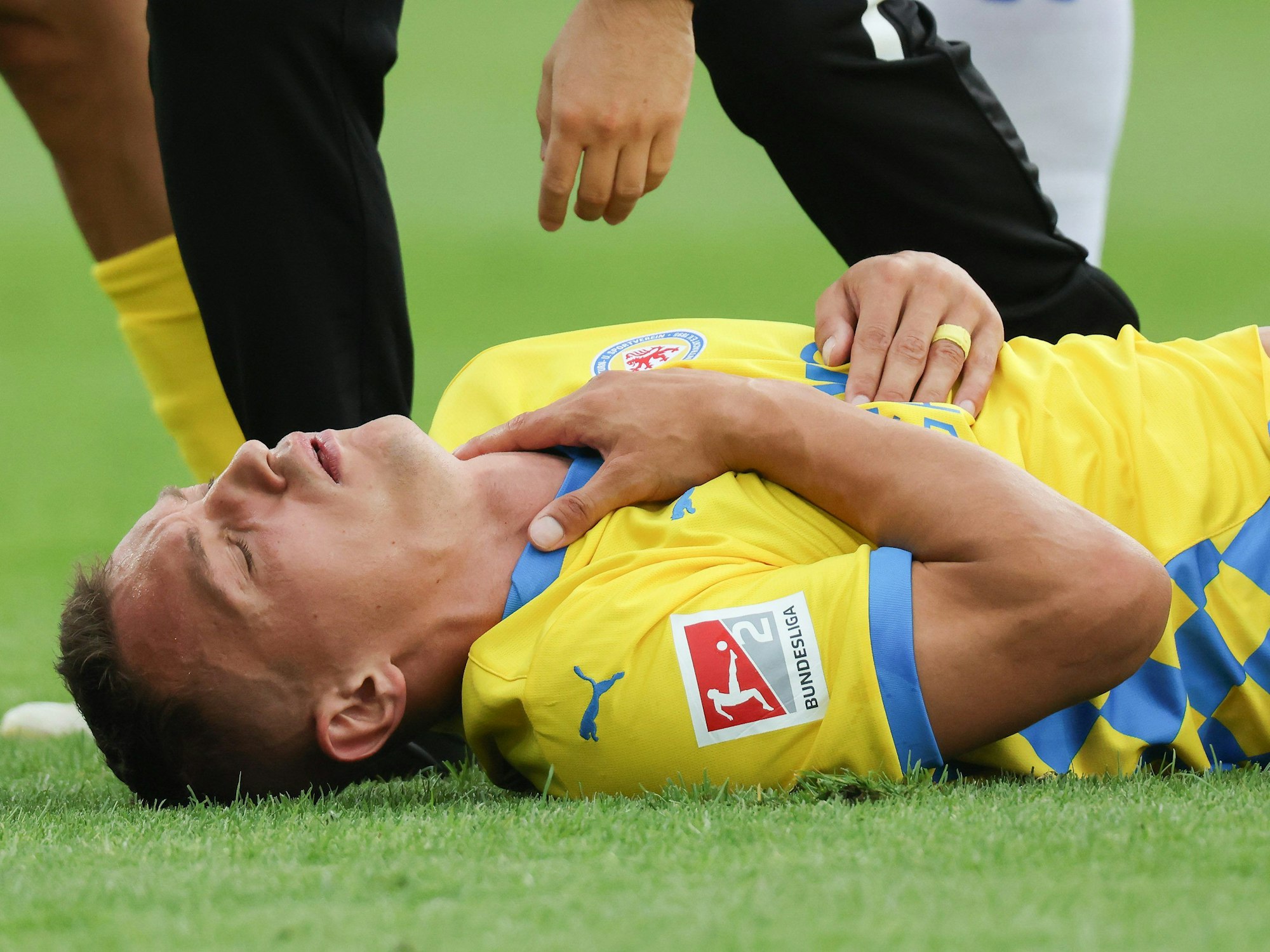 Sven Köhler liegt am Boden und bekommt keine Luft.