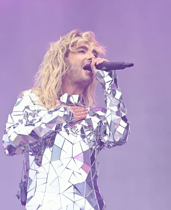 Bill Kaulitz von der Band Tokio Hotel steht beim Glücksgefühle-Festival auf dem Hockenheimring auf der Bühne.