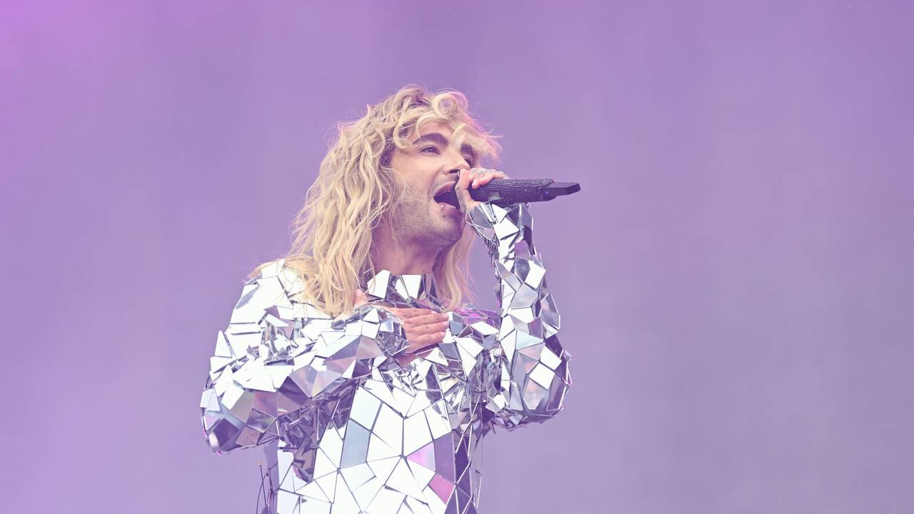 Bill Kaulitz von der Band Tokio Hotel steht beim Glücksgefühle-Festival auf dem Hockenheimring auf der Bühne.