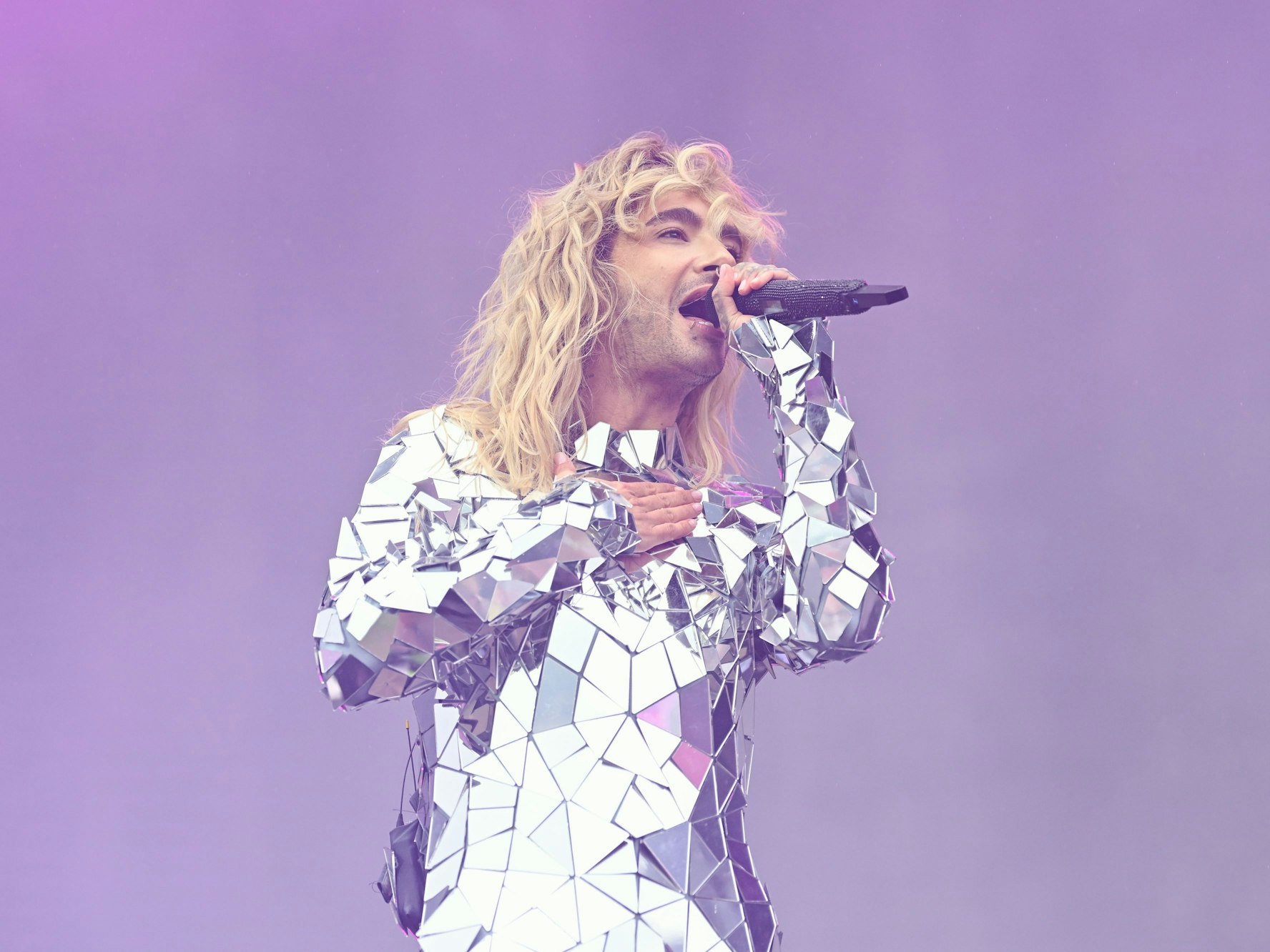 Bill Kaulitz von der Band Tokio Hotel steht beim Glücksgefühle-Festival auf dem Hockenheimring auf der Bühne.