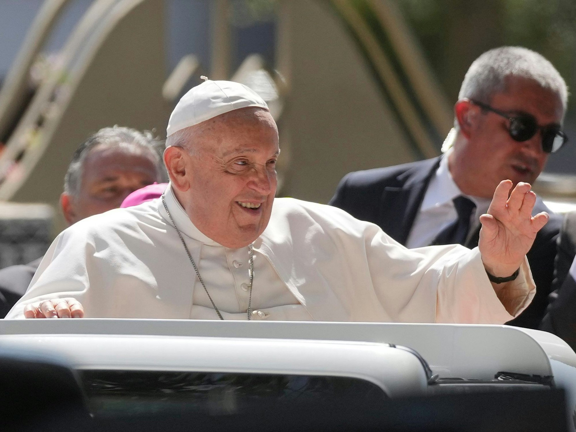 Papst Franziskus winkt aus einem offenen Fahrzeug nach seiner Ankunft in Dili, Osttimor