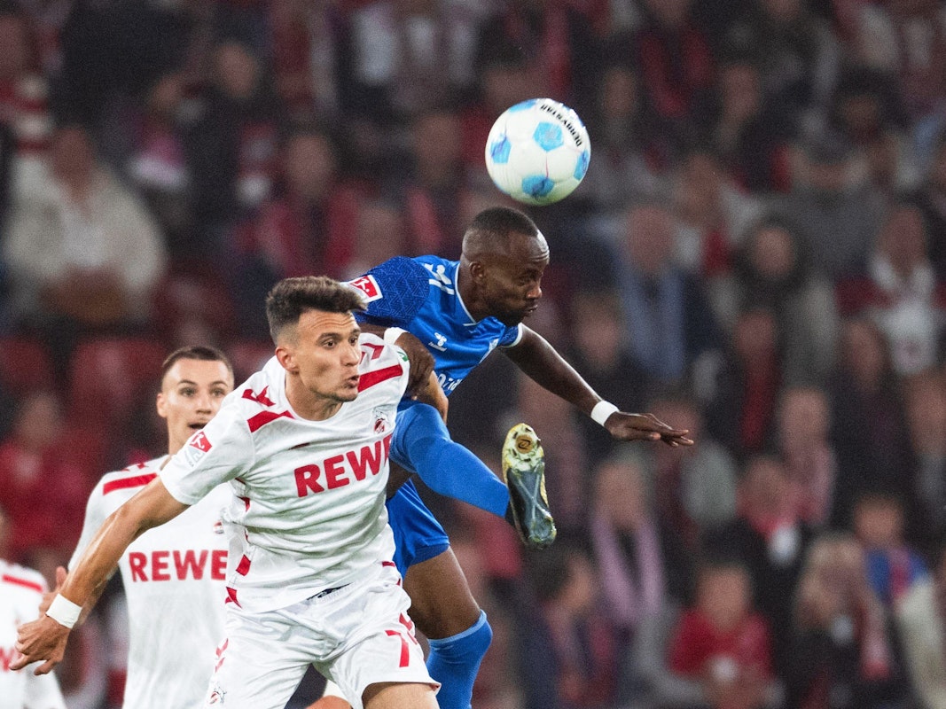 Dejan Ljubicic im Zweikampf mit Silas Gnaka.