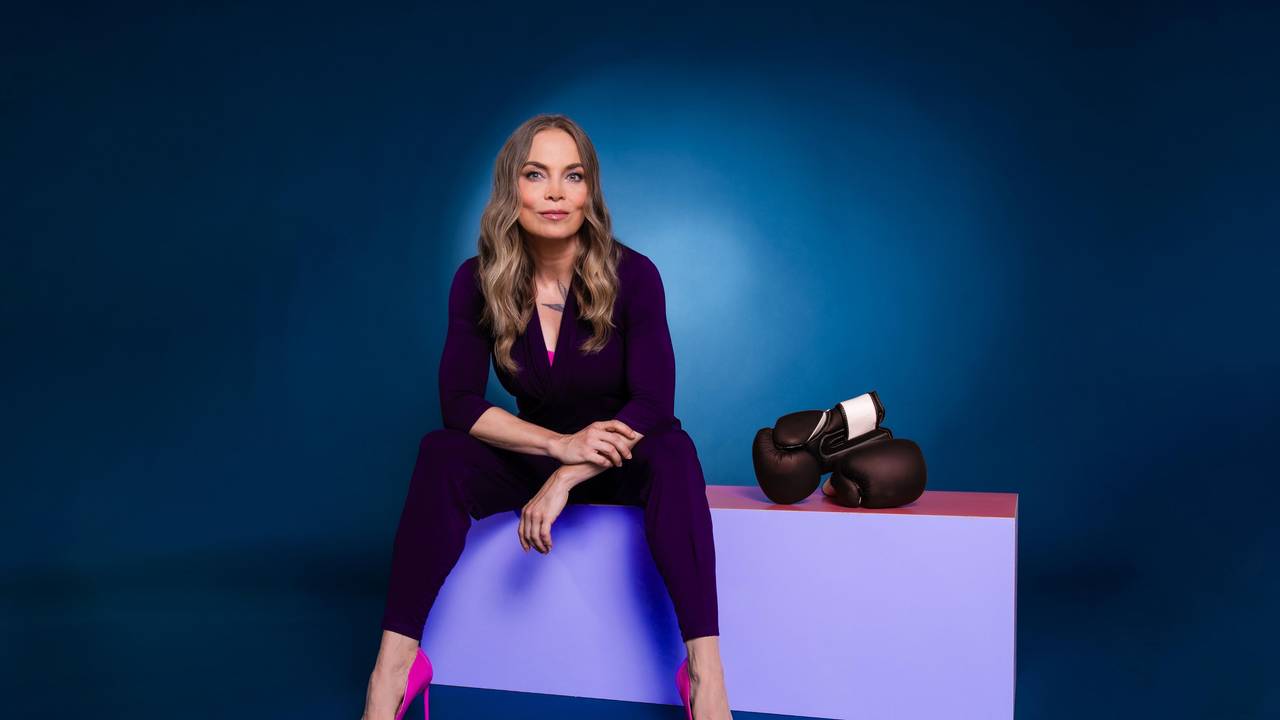 Das undatierte Pressefoto zeigt Regina Halmich auf einer Bank sitzend. Neben ihr liegen Box-Handschuhe.