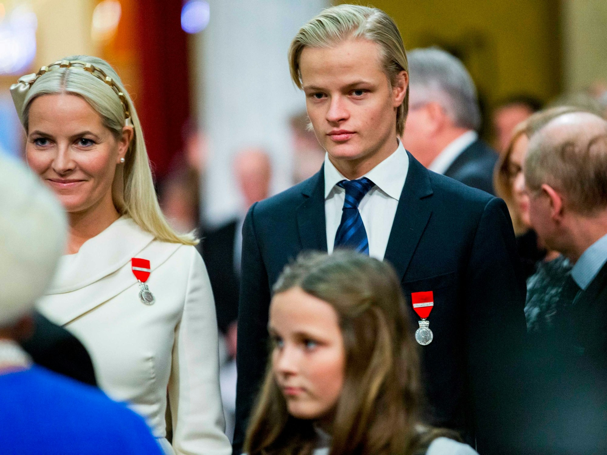 Kronprinzessin Mette-Marit von Norwegen (l) und ihr Sohn Marius Borg Høiby. (