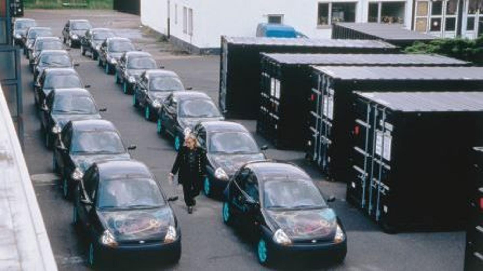 HA Schult mit einigen Ford Ka, die er künstlerisch gestaltet hat.