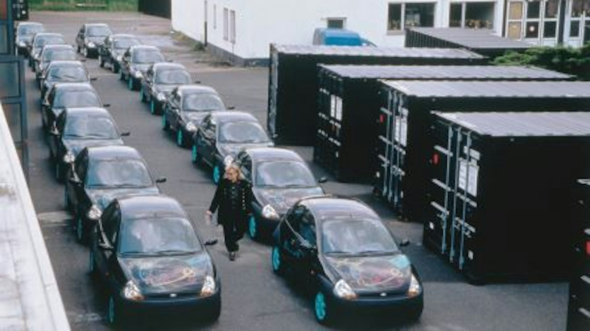 HA Schult mit einigen Ford Ka, die er künstlerisch gestaltet hat.