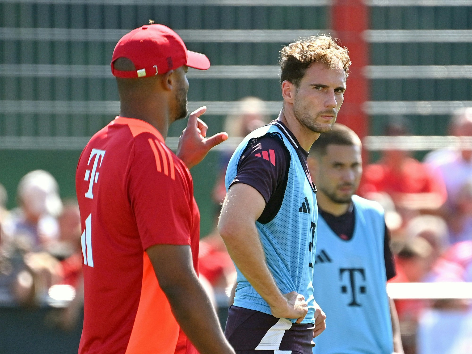 Bayern-Trainer Vincent Kompany und Leon Goretzka.