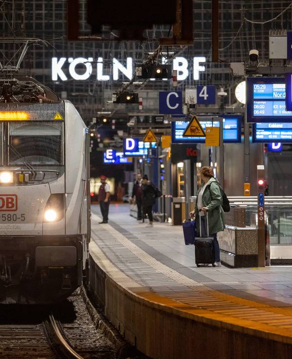 Ein Zug fährt am Kölner Hauptbahnhof ein.