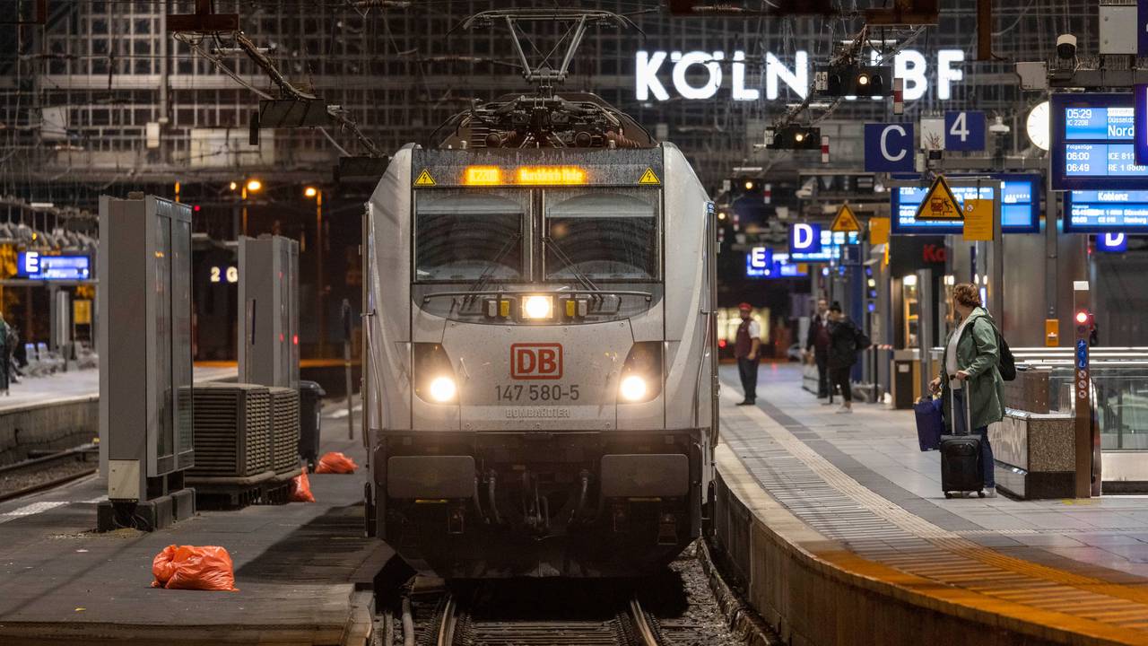 Ein Zug fährt am Kölner Hauptbahnhof ein.
