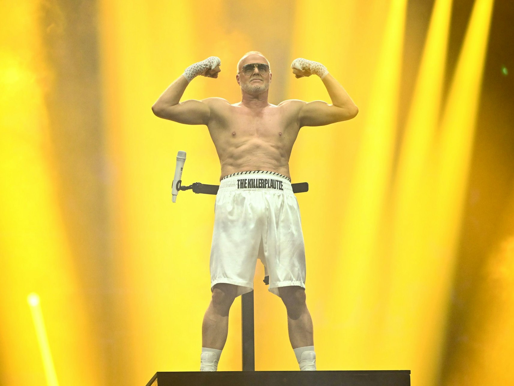 Entertainer Stefan Raab zeigt seine Muskeln bei dem Show-Boxkampf zwischen ihm und Boxweltmeisterin Regina Halmich in Düsseldorf. Raab hat am Ende zum dritten Mal eine Niederlage im Boxring gegen Halmich kassiert, wie schon 2001 und 2007.