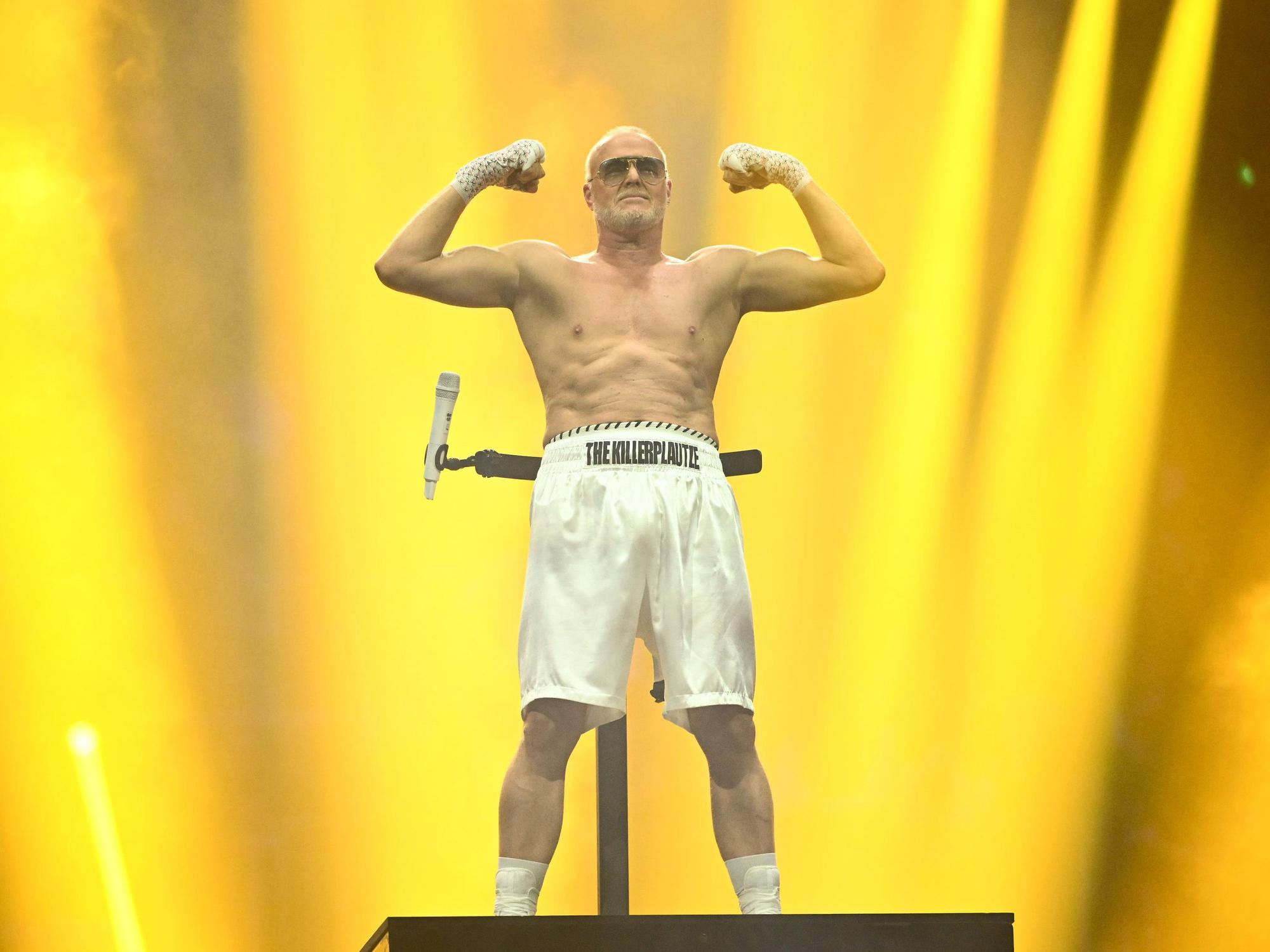 Entertainer Stefan Raab zeigt seine Muskeln bei dem Show-Boxkampf zwischen ihm und Boxweltmeisterin Regina Halmich in Düsseldorf. Raab hat am Ende zum dritten Mal eine Niederlage im Boxring gegen Halmich kassiert, wie schon 2001 und 2007.