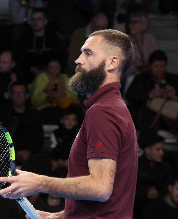Benoit Paire mit dem Schläger in der Hand.