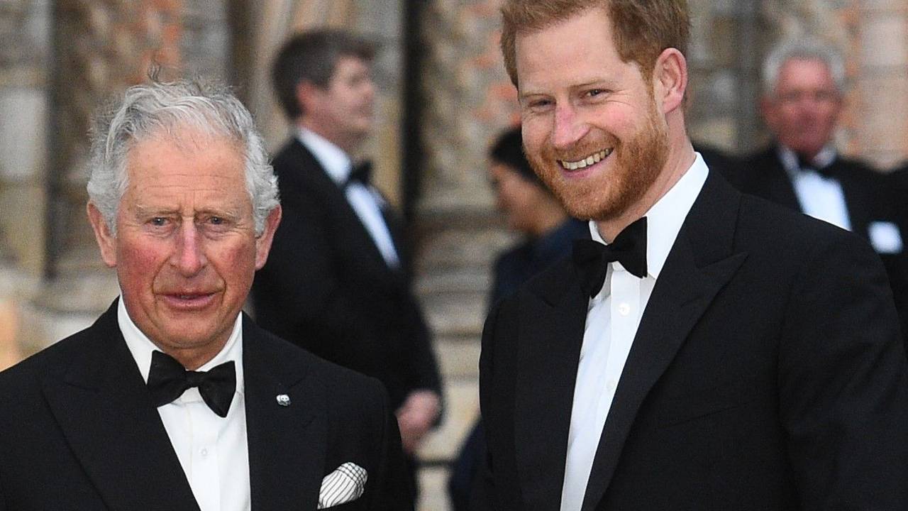 Foto aus harmonischen Tagen im Jahr 2019: Prinz Harry und sein Vater König Charles kommen zur Weltpremiere des von Netflix produzierten Film Our Planet im Naturkundemuseum in Kensington.