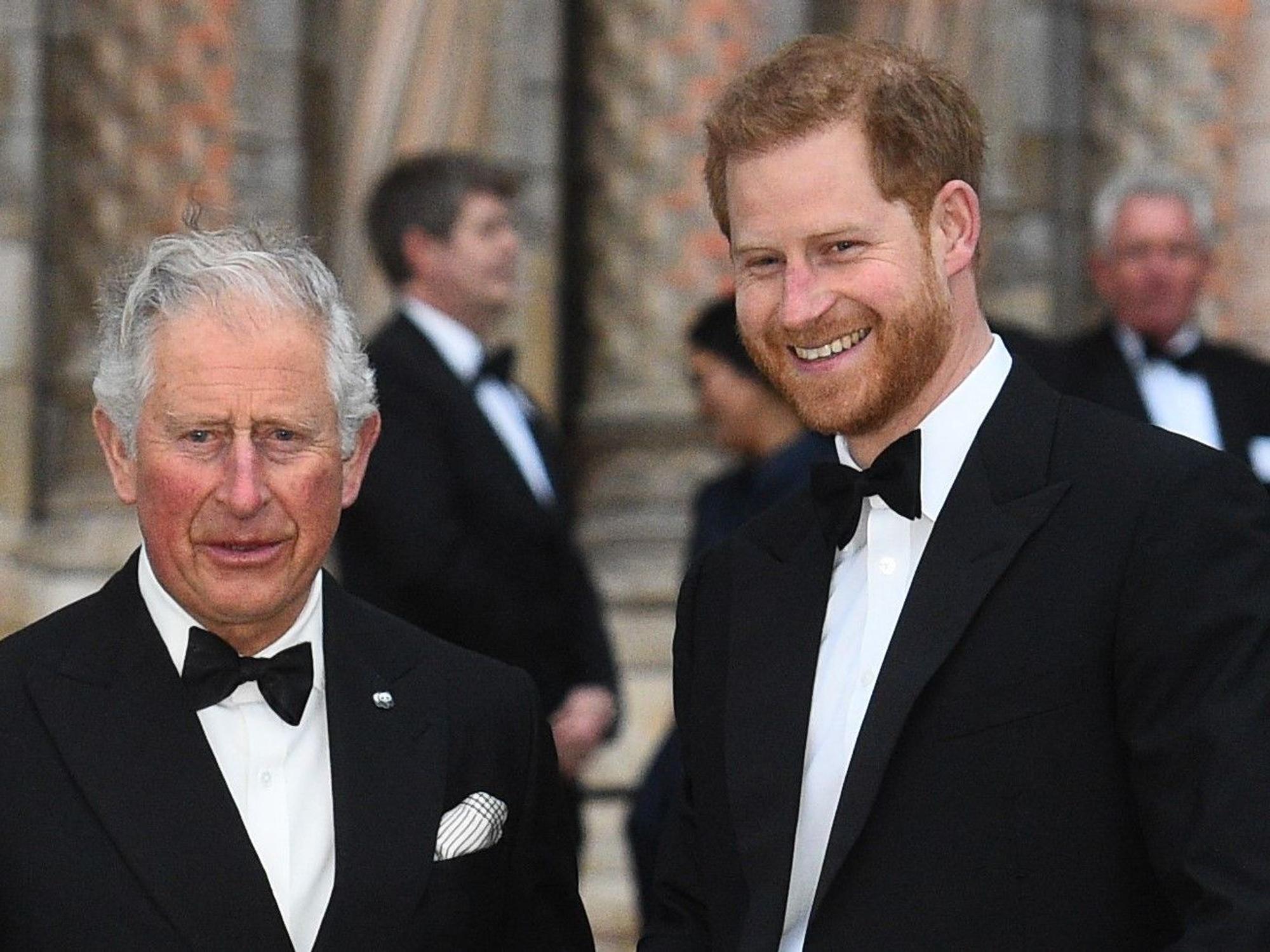 Foto aus harmonischen Tagen im Jahr 2019: Prinz Harry und sein Vater König Charles kommen zur Weltpremiere des von Netflix produzierten Film Our Planet im Naturkundemuseum in Kensington.