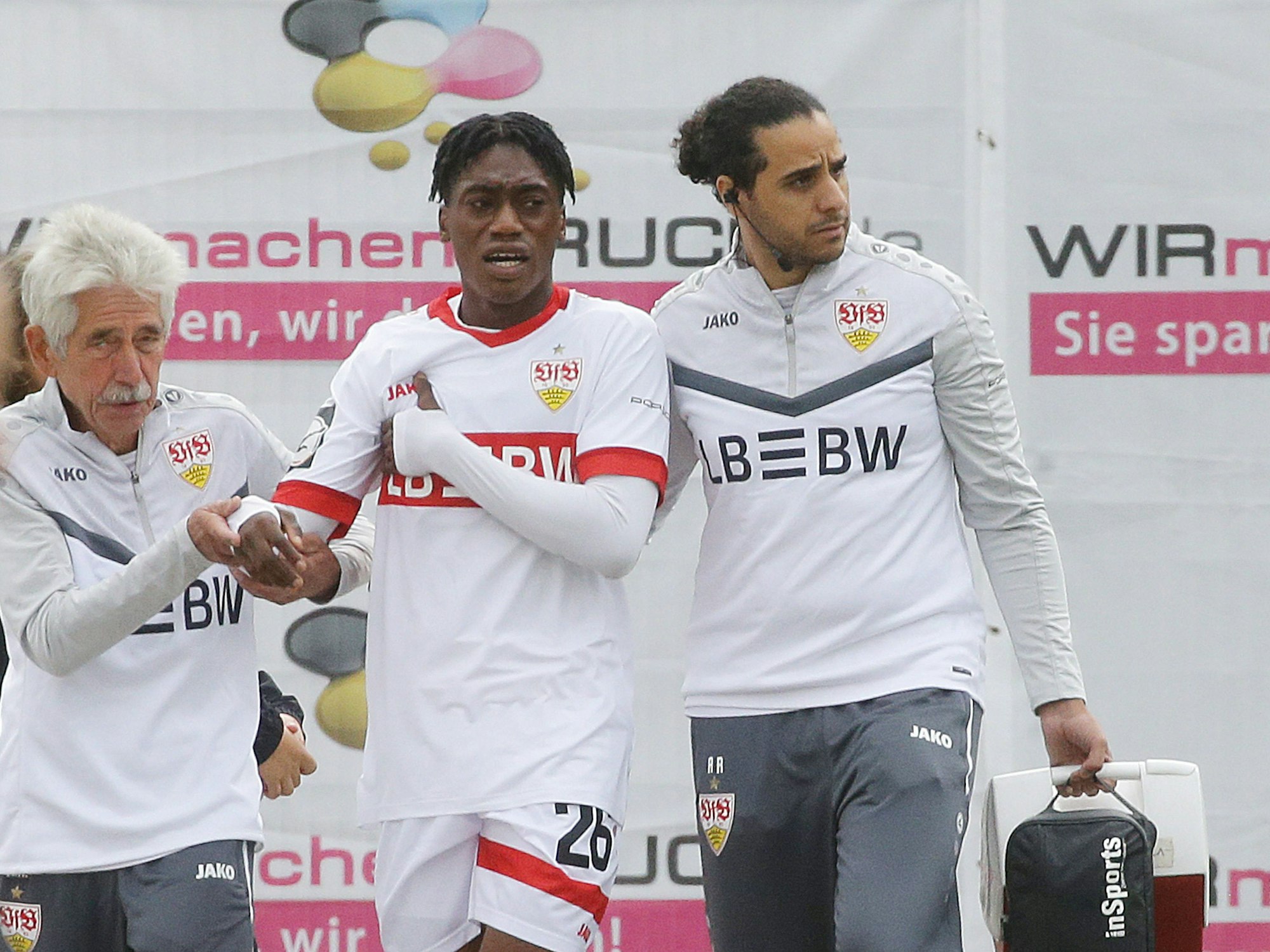 Justin Diehl geht begleitet verletzt vom Platz.