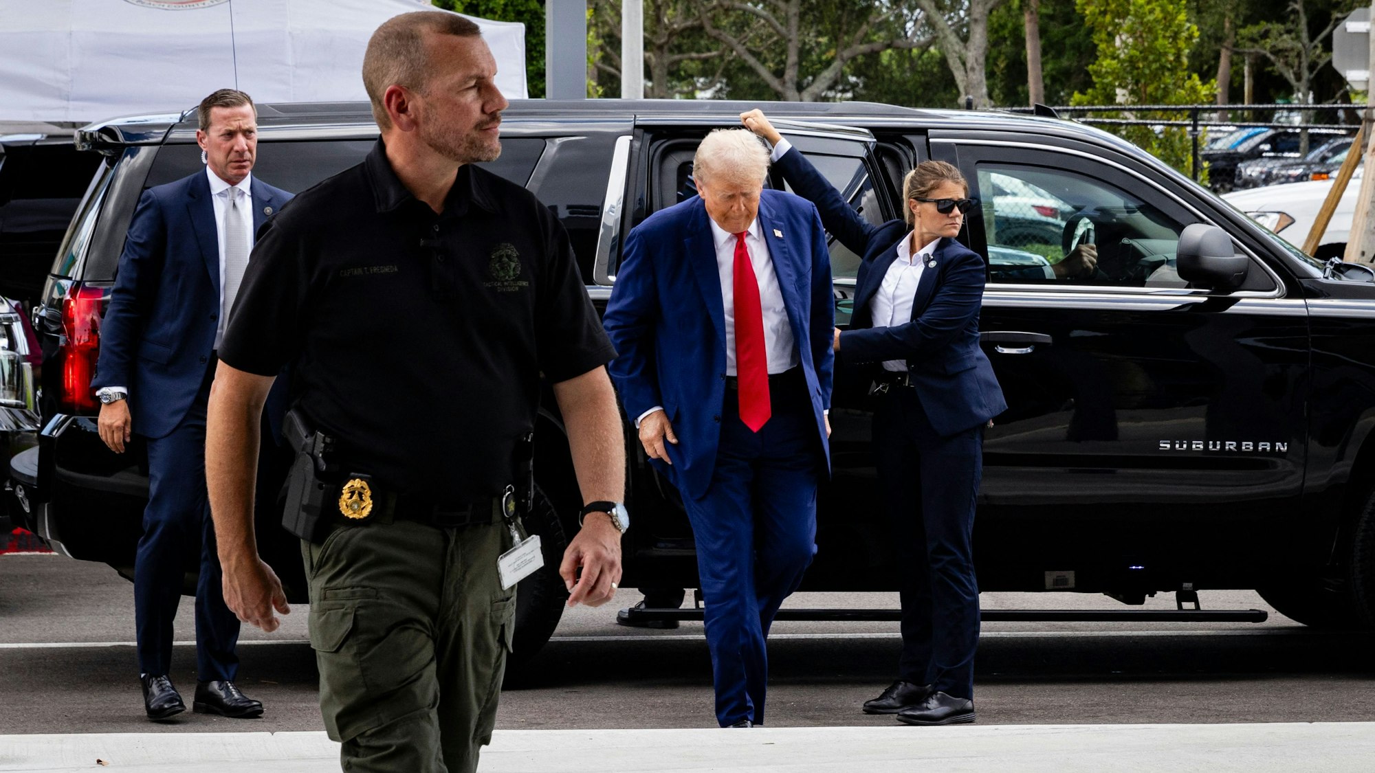 Der republikanische Präsidentschaftskandidat und ehemalige US-Präsident Donald Trump am 14. August 2024 in West Palm Beach, Florida: Er soll sich in der Nähe seines Golfclubs aufgehalten haben, als Schüsse gefallen sien sollen.