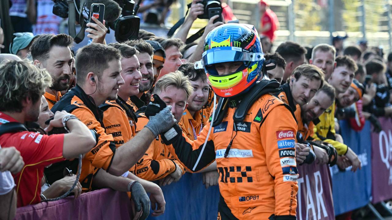 Oscar Piastri feiert mit seinem Team.