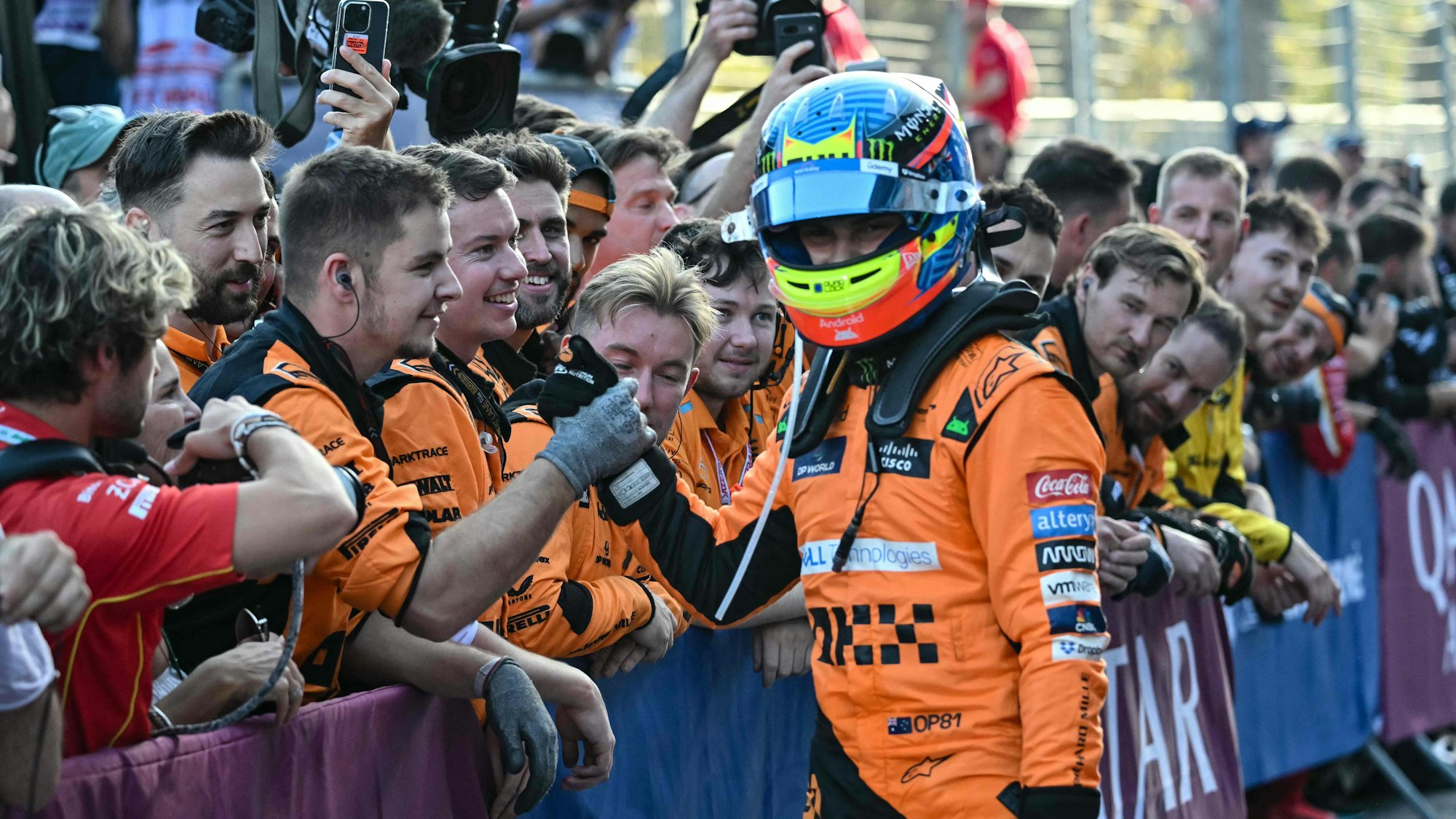 Oscar Piastri feiert mit seinem Team.