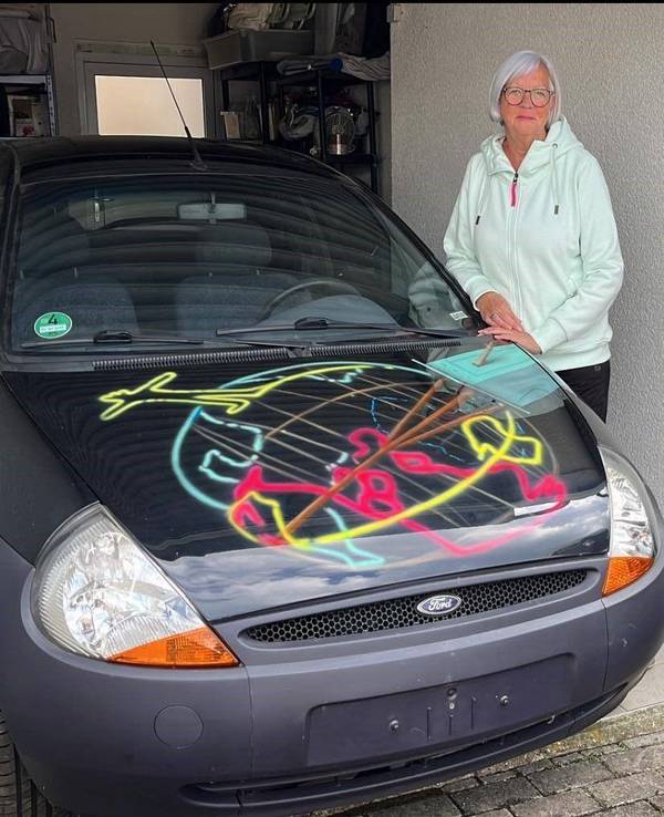 Christel Buchmüller steht in der Garage vor dem Ford Ka, den sie verkaufen möchte.