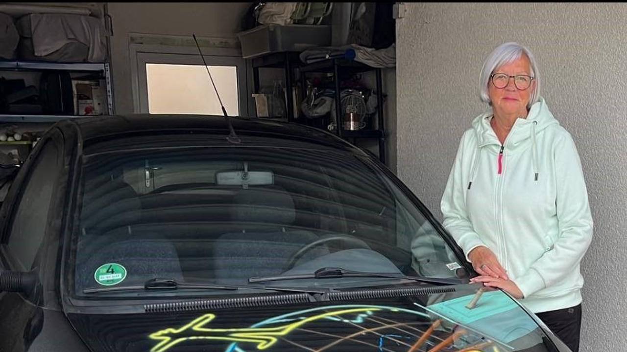 Christel Buchmüller steht in der Garage vor dem Ford Ka, den sie verkaufen möchte.