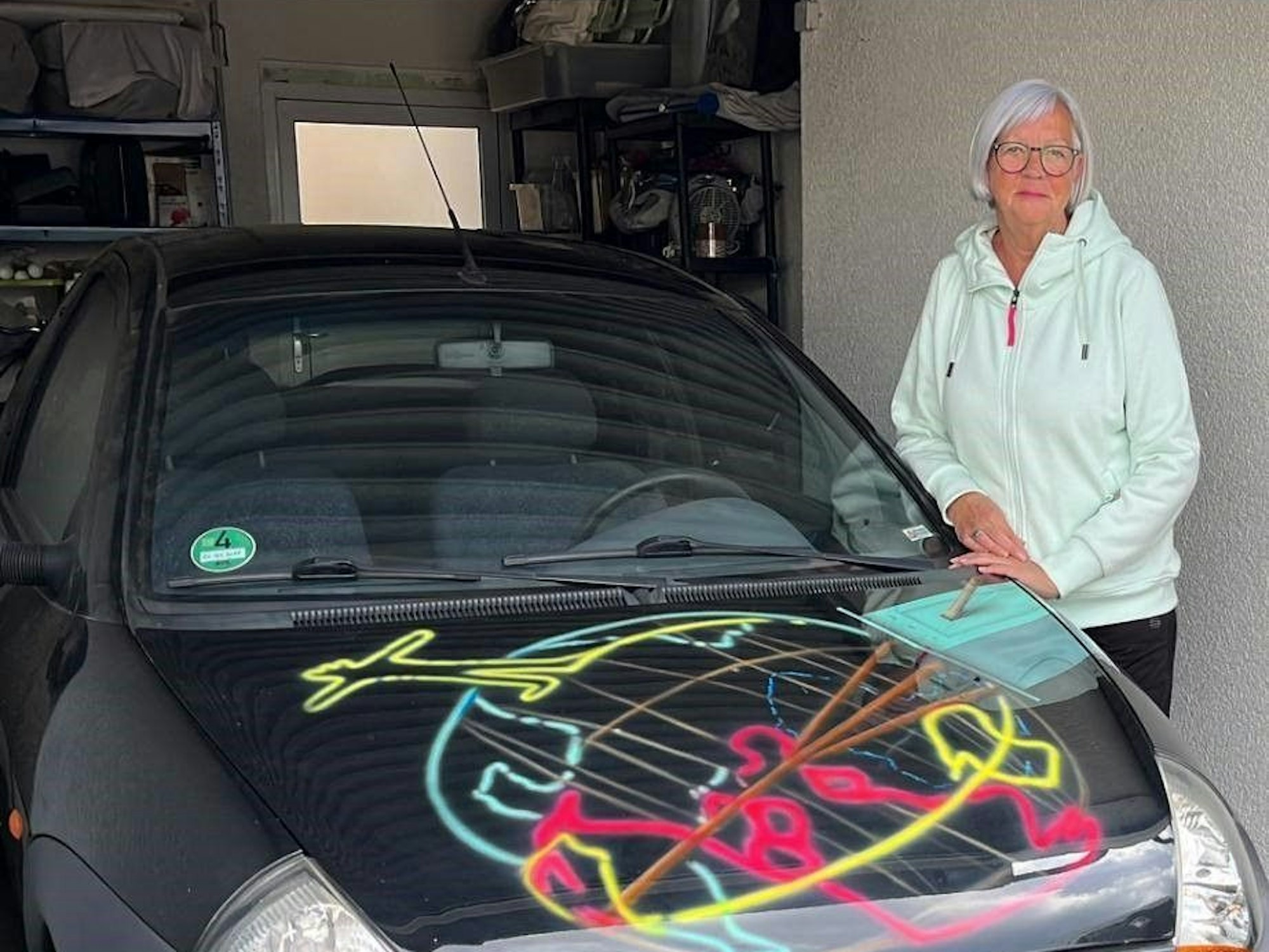 Christel Buchmüller steht in der Garage vor dem Ford Ka, den sie verkaufen möchte.