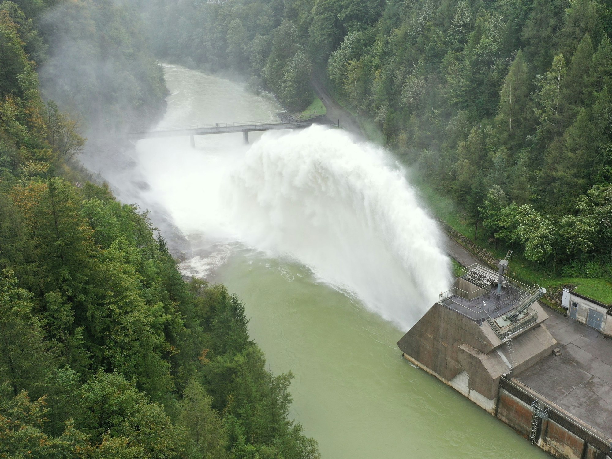 Kontrolliertes Ablassen von Wasser beim Staudamm Klaus am Steyrfluss in Oberösterreich. Die Unwetter haben zahlreiche Straßensperren und Verkehrseinschränkungen mit sich gebracht. Während der Osten gebannt auf steigende Pegelstände speziell am Kamp in Niederösterreich und in Steyr in Oberösterreich blickte, machte den Bewohnerinnen und Bewohnern im Westen vor allem der Schnee zu schaffen.