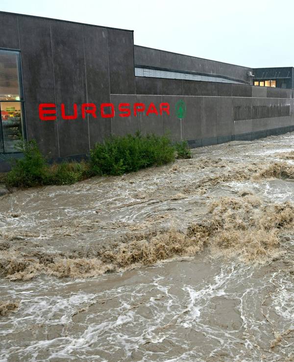 Die Traisen ist durch anhaltenden Regenfälle zu einem reißenden Fluss angeschwollen. Aufgrund der starken Niederschläge ist am Sonntag, 15. September 2024, ganz Niederösterreich zum Katastrophengebiet erklärt worden.
