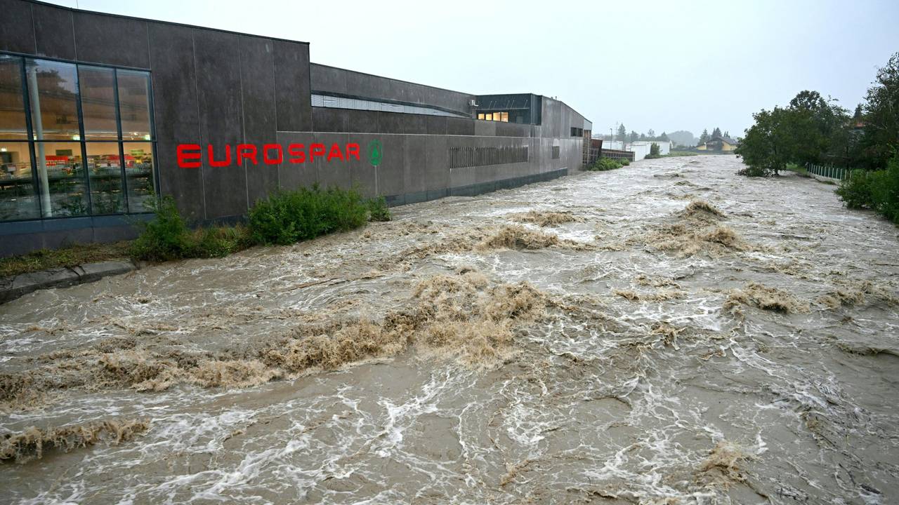Die Traisen ist durch anhaltenden Regenfälle zu einem reißenden Fluss angeschwollen. Aufgrund der starken Niederschläge ist am Sonntag, 15. September 2024, ganz Niederösterreich zum Katastrophengebiet erklärt worden.