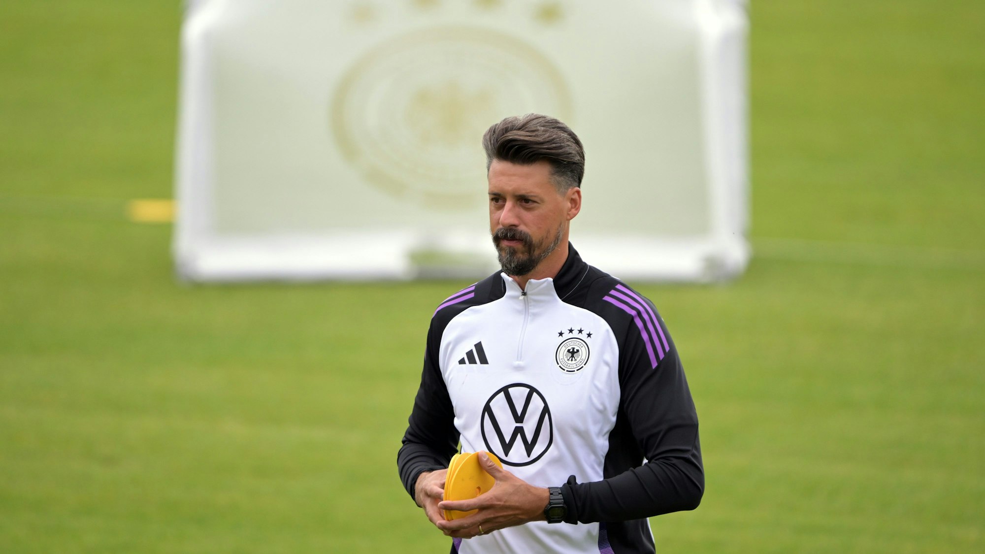 Deutschlands Co-Trainer Sandro Wagner in Aktion während des öffentlichen Trainings.