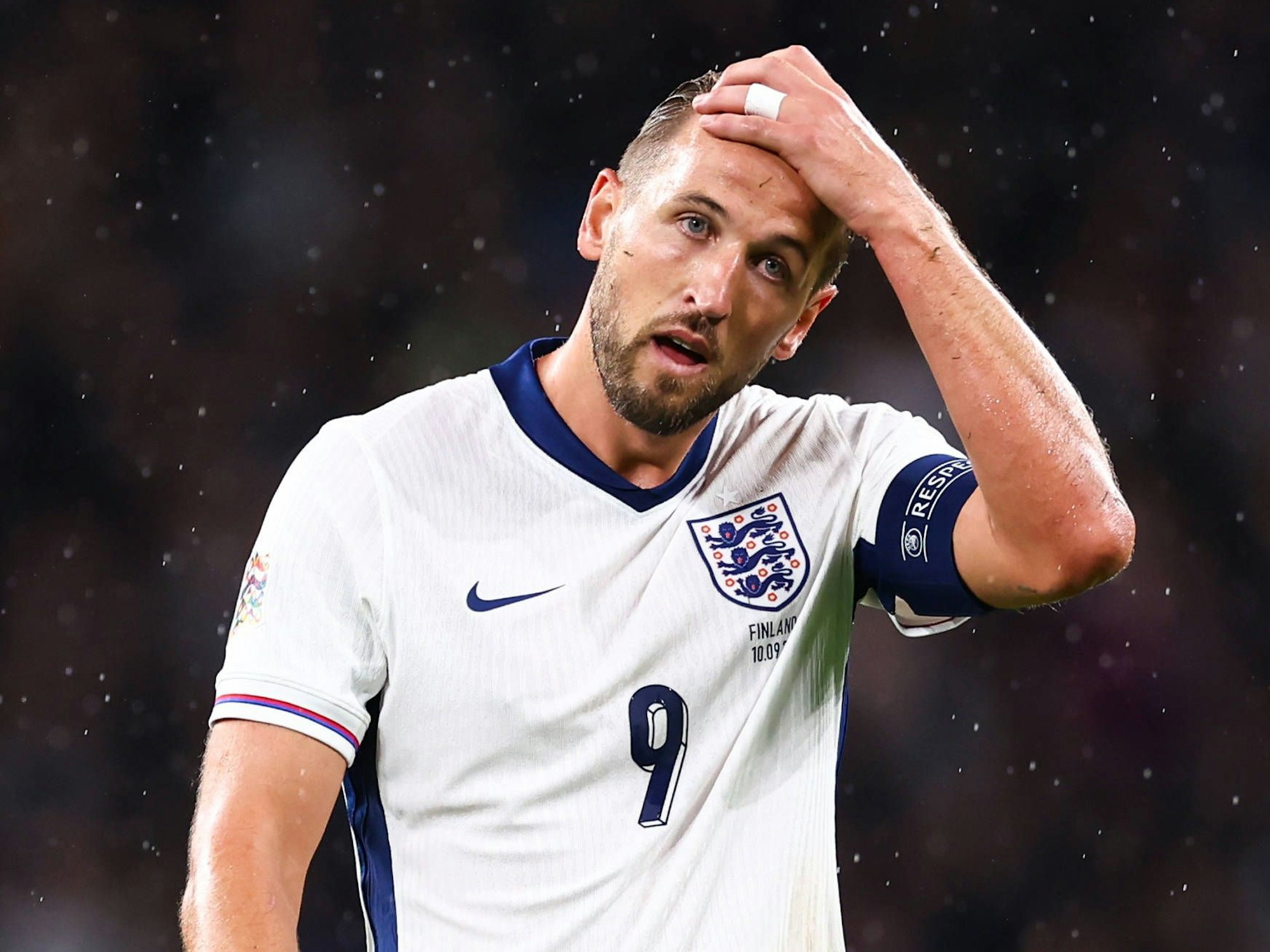 Harry Kane schlägt sich die Hand an den Kopf.