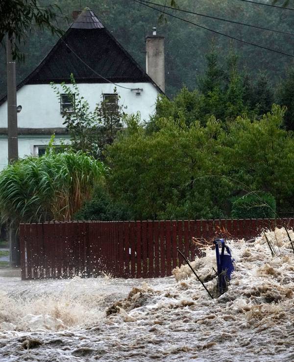 Trümmer sammeln sich auf einem kleinen Überweg am Fluss Opavice in Krnov. Die tschechische Stadt ist fast komplett überflutet worden.