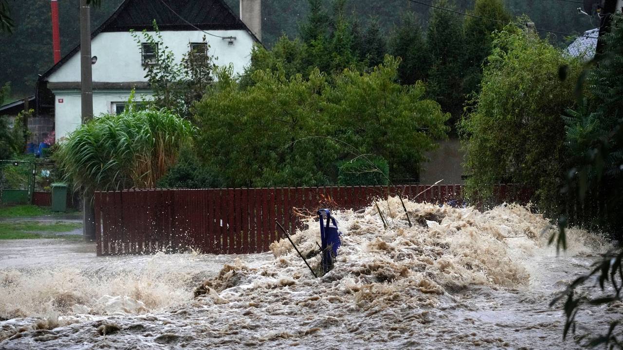 Trümmer sammeln sich auf einem kleinen Überweg am Fluss Opavice in Krnov. Die tschechische Stadt ist fast komplett überflutet worden.