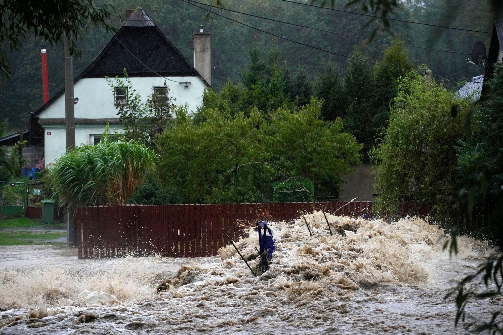 Trümmer sammeln sich auf einem kleinen Überweg am Fluss Opavice in Krnov. Die tschechische Stadt ist fast komplett überflutet worden.