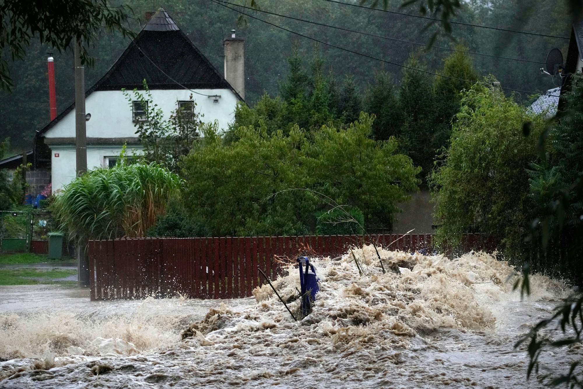 Trümmer sammeln sich auf einem kleinen Überweg am Fluss Opavice in Krnov. Die tschechische Stadt ist fast komplett überflutet worden.