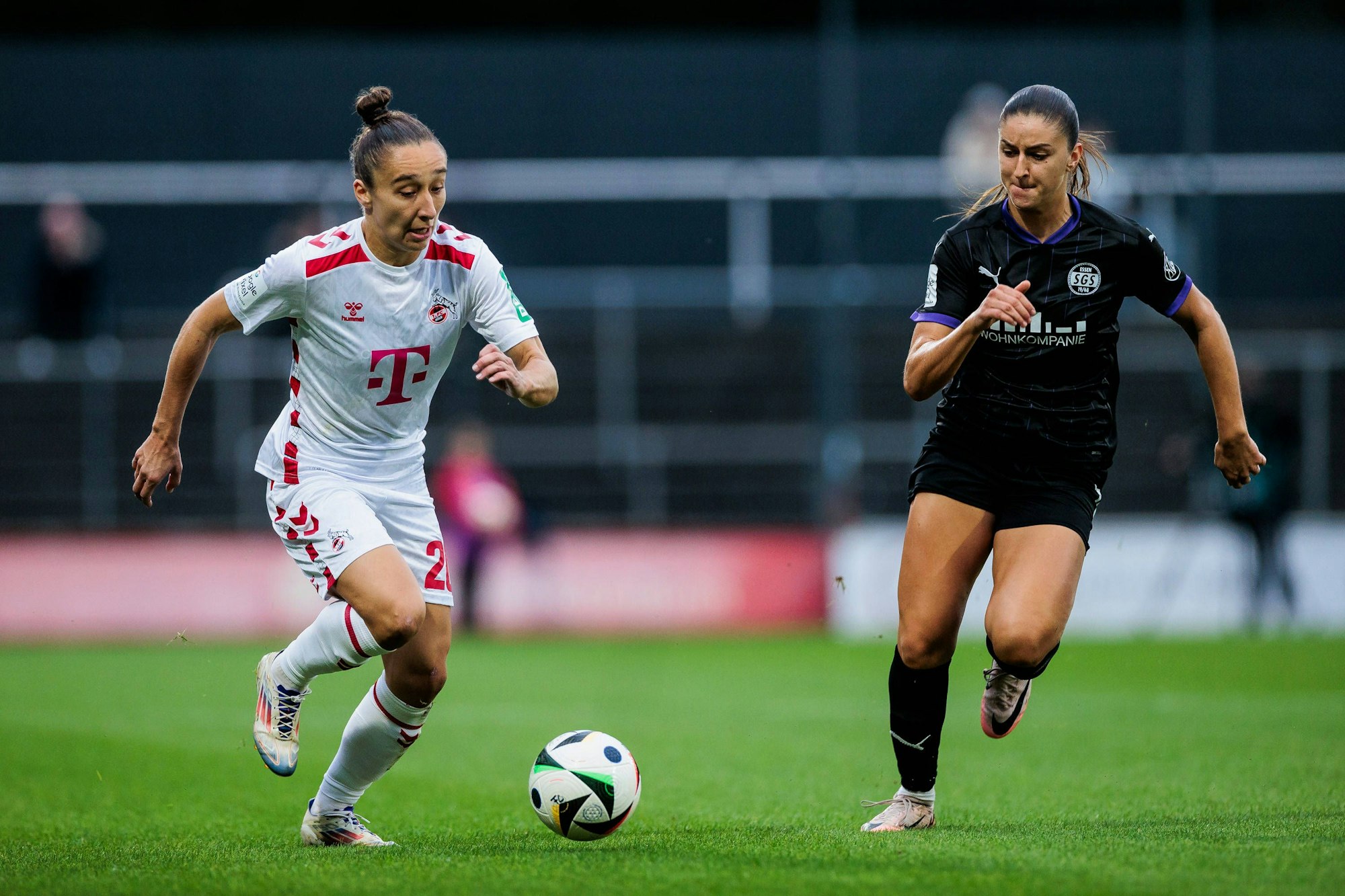 FC-Profi Sylwia Matysik (l.) mit Ball in Aktion.