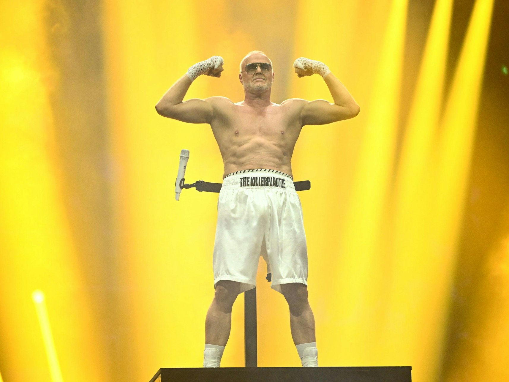 Entertainer Stefan Raab zeigt vor seinem Kampf gegen Regina Halmich die Muskeln: Sportlich aber habe Raab wenig zu bieten gehabt, findet Axel Schulz nach dem Event.