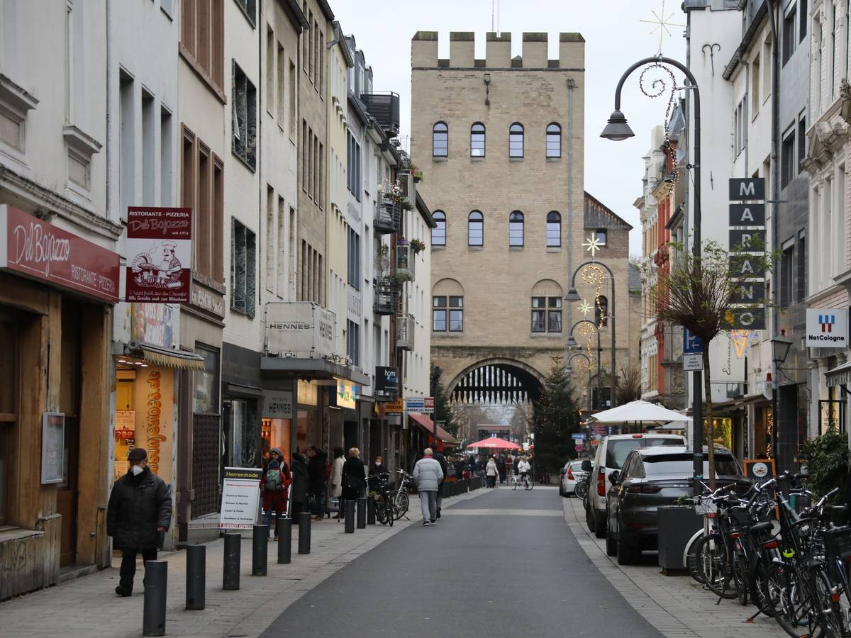 Menschen laufen über die Severinstraße in Köln.
